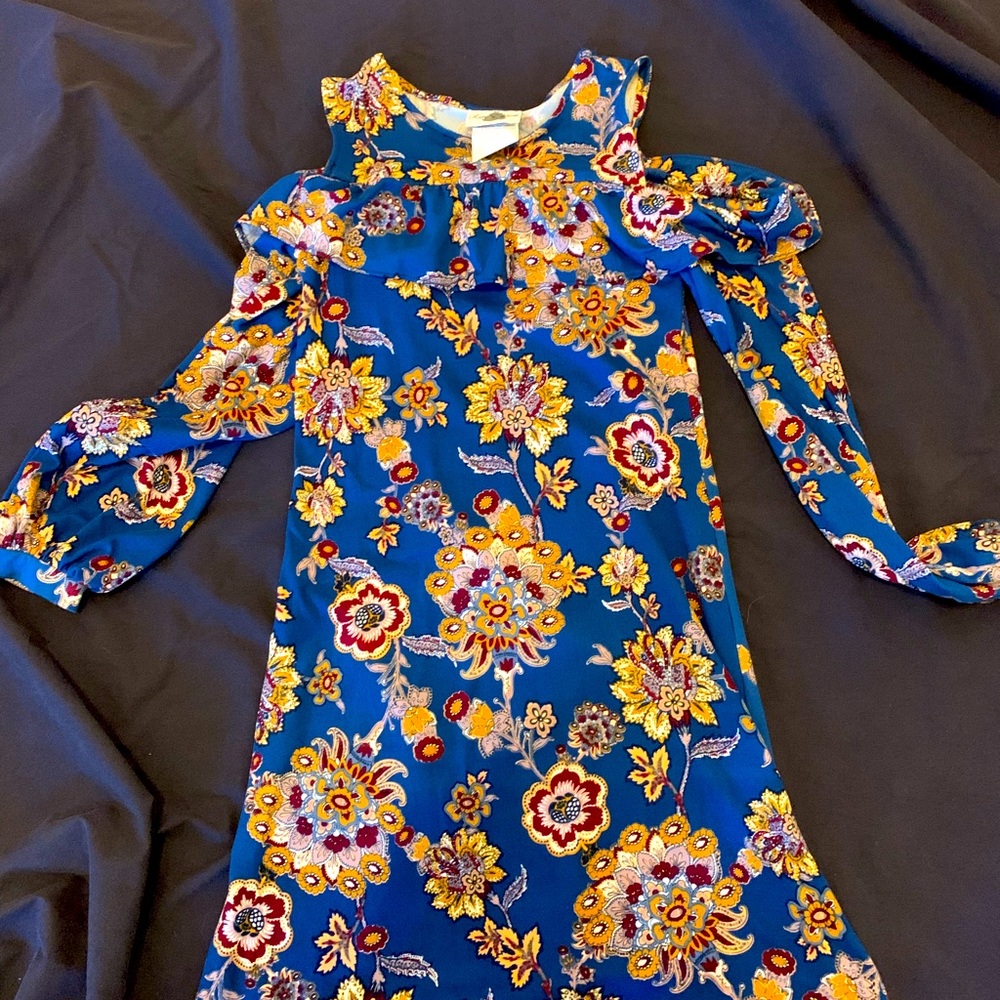 Polyester dress with the shoulders out